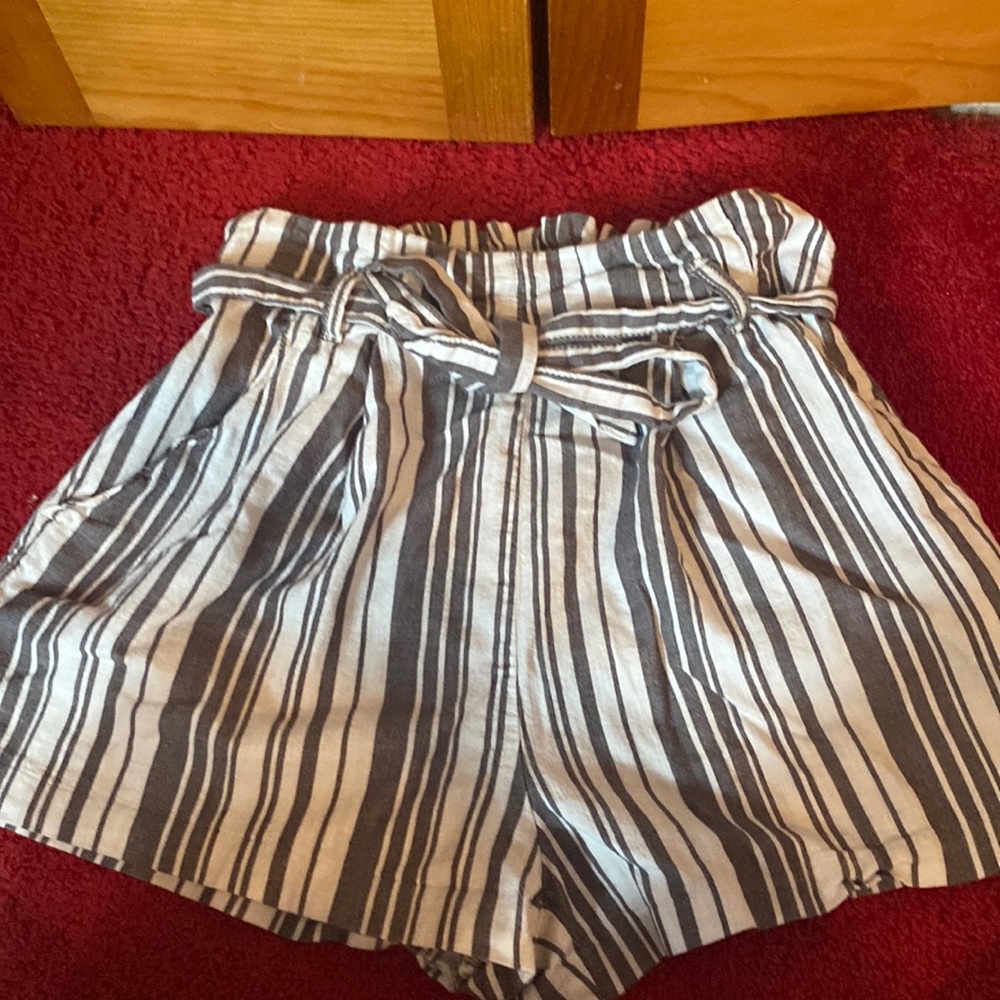 grey and white striped shorts size: 4 (barely worn) (has pockets